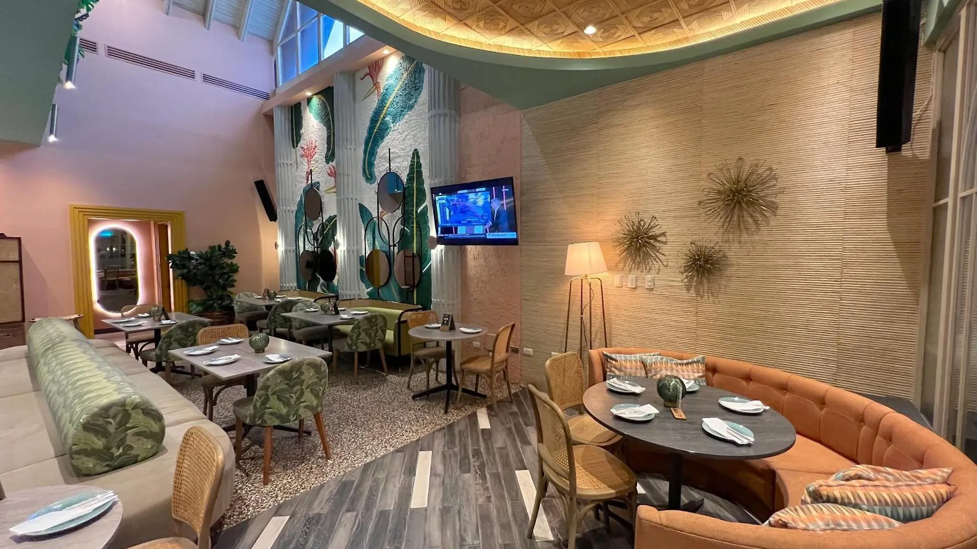 Vacation Suites With Rooftop Pool, Spa, Restaurants - Playa Los Corales Punta Cana